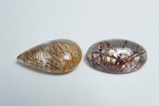 29,70ct Quartzo com inclusão cabochão 21x13mm / 23x14mm