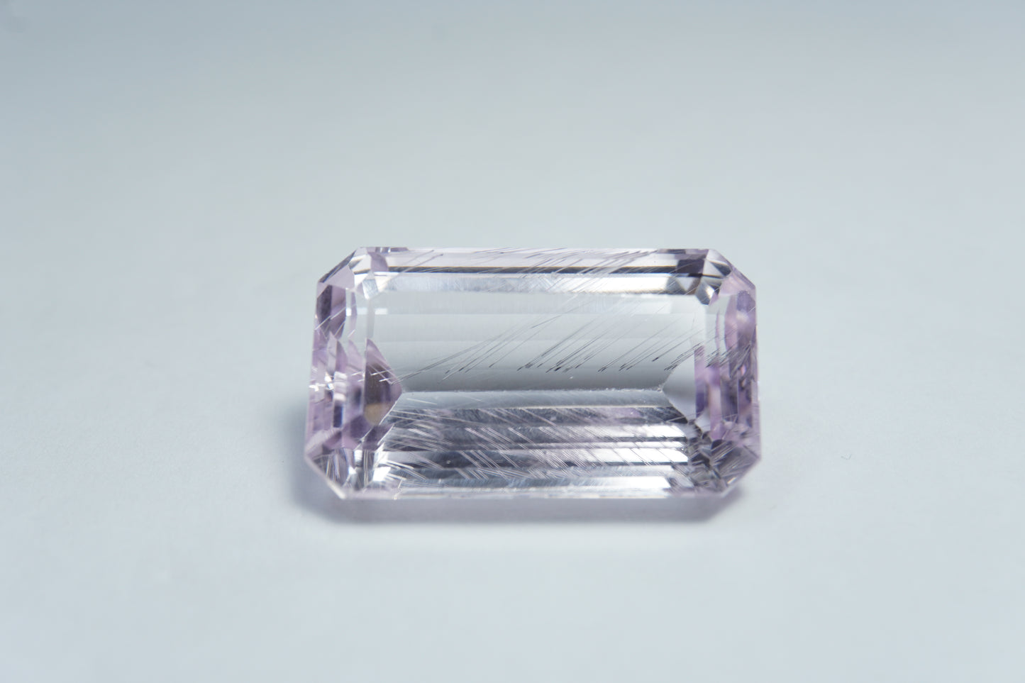 25.50ct Kunzita com agulhas 23x13mm