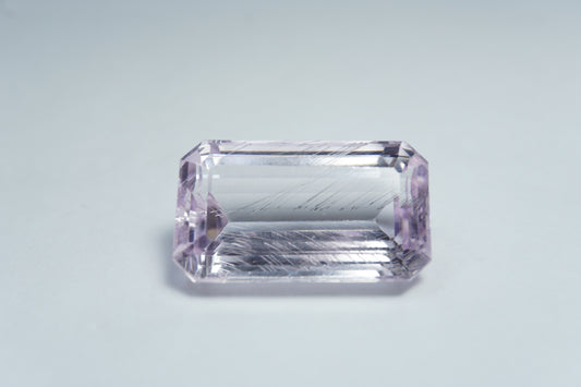 25.50ct Kunzita com agulhas 23x13mm