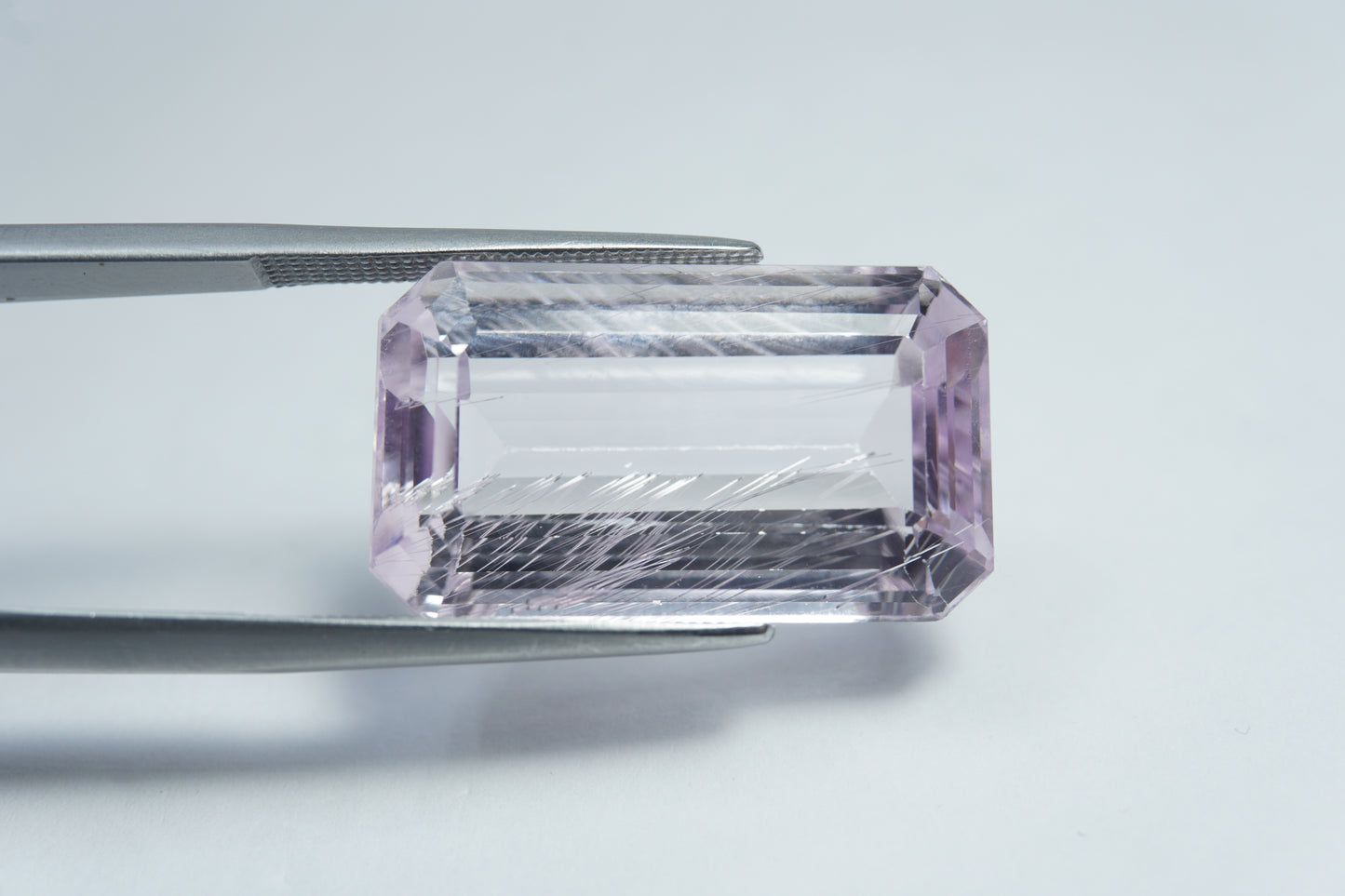 25.50ct Kunzita com agulhas 23x13mm