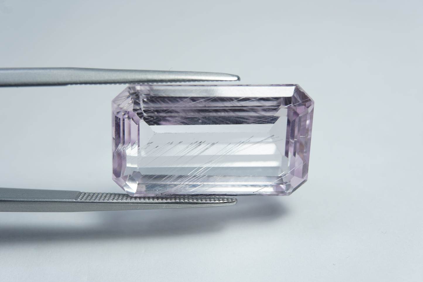 25.50ct Kunzita com agulhas 23x13mm