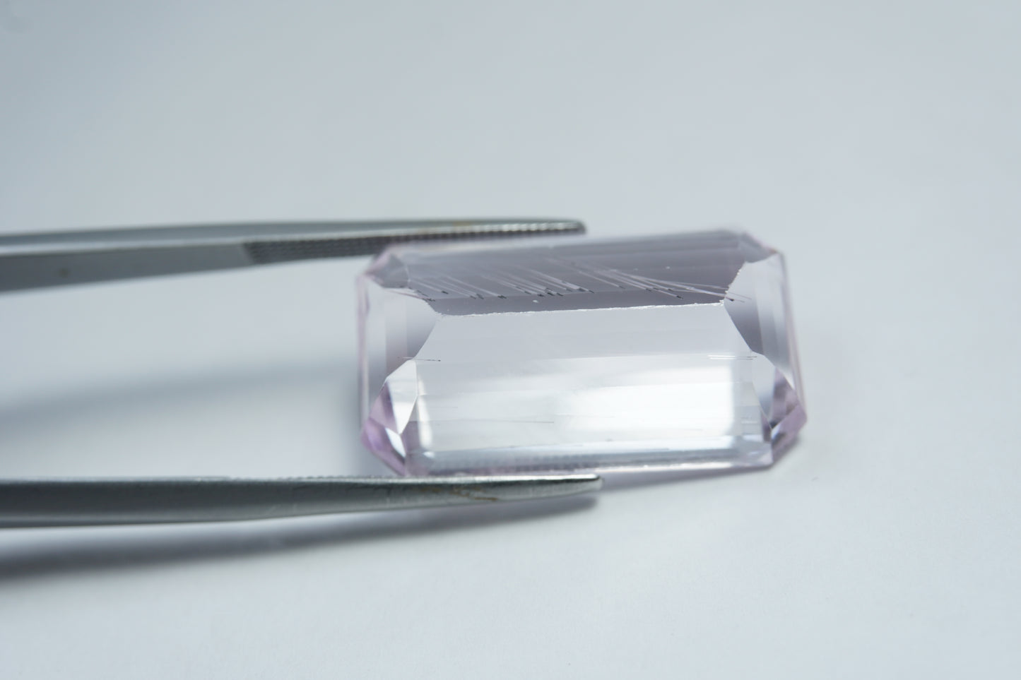 25.50ct Kunzita com agulhas 23x13mm