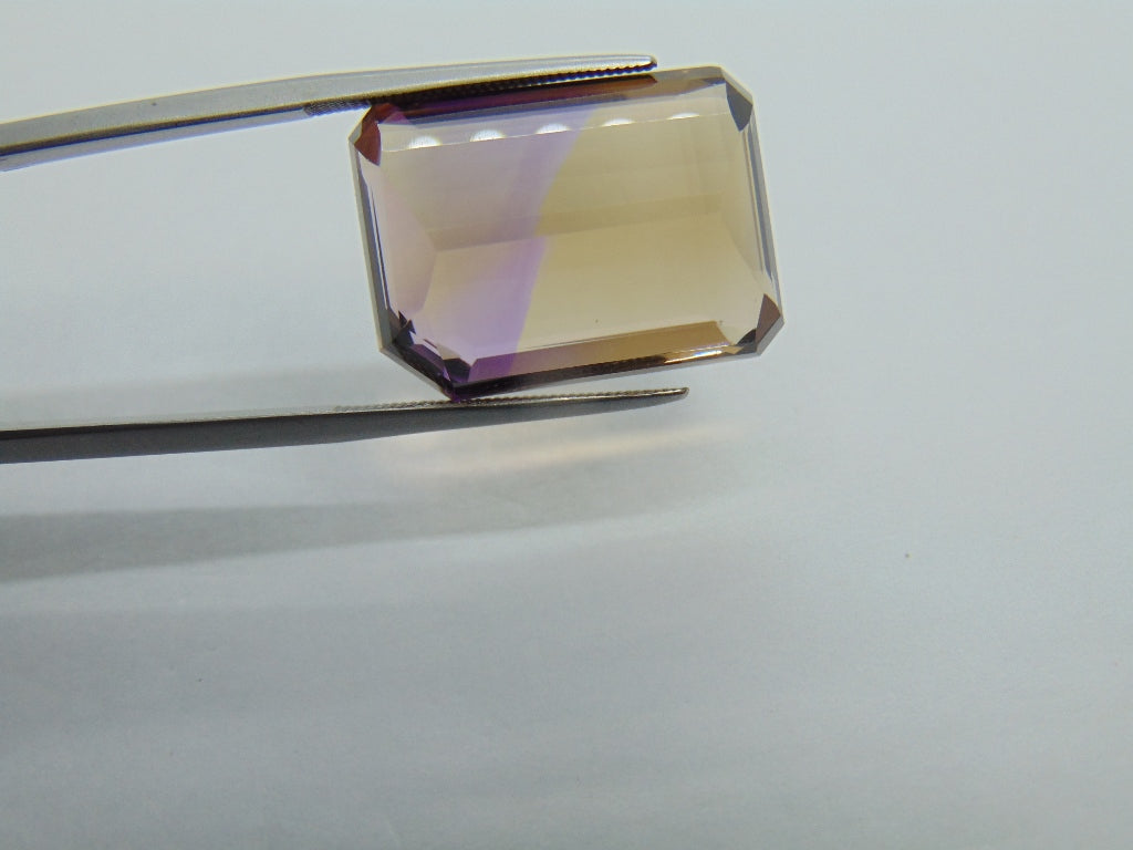 27.30ct Citrine Bicolor 21x16mm