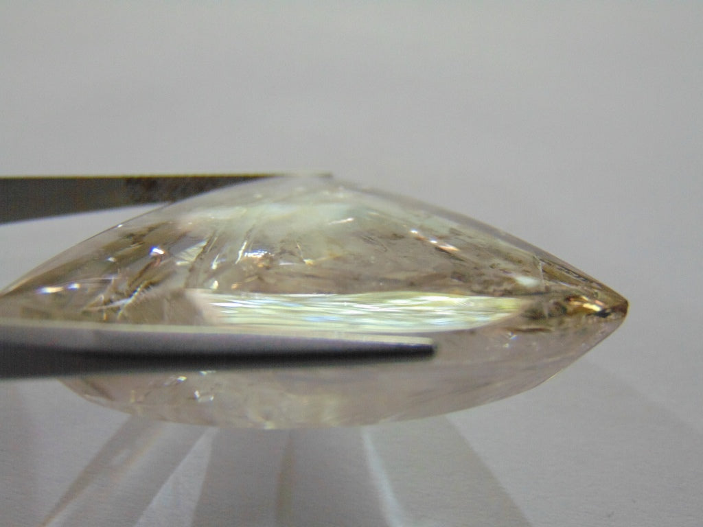 Inclusão de quartzo 93,50 ct 38 x 42 mm